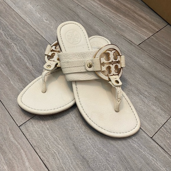 Tory Burch Amanda US 5.5 Off White Gold Leather T Logo Thong Flip Flop Sandals - Picture 1 of 6
